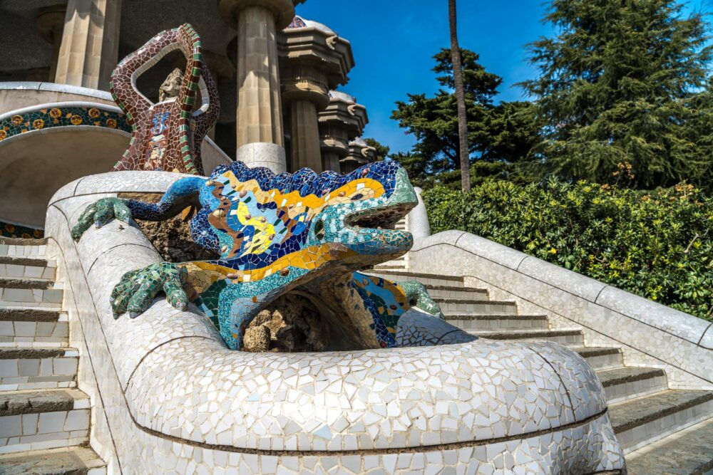 Le dragon en mosaïque du parc Güell de Barcelone en Catalogne