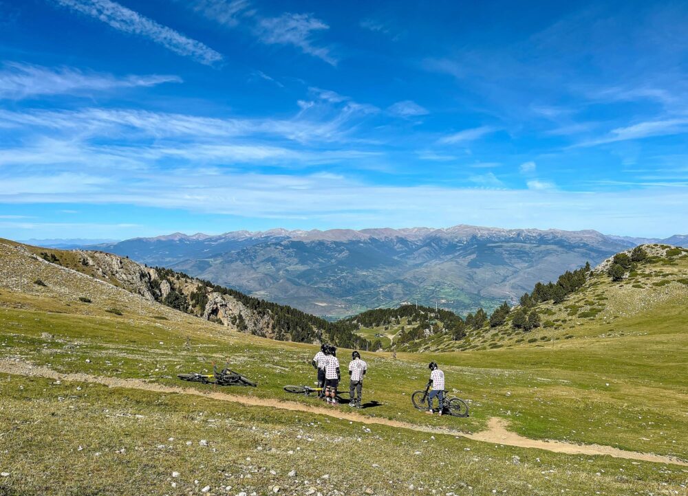 Les amateurs de vélo se rendent à Tosa d'Alp en Catalogne