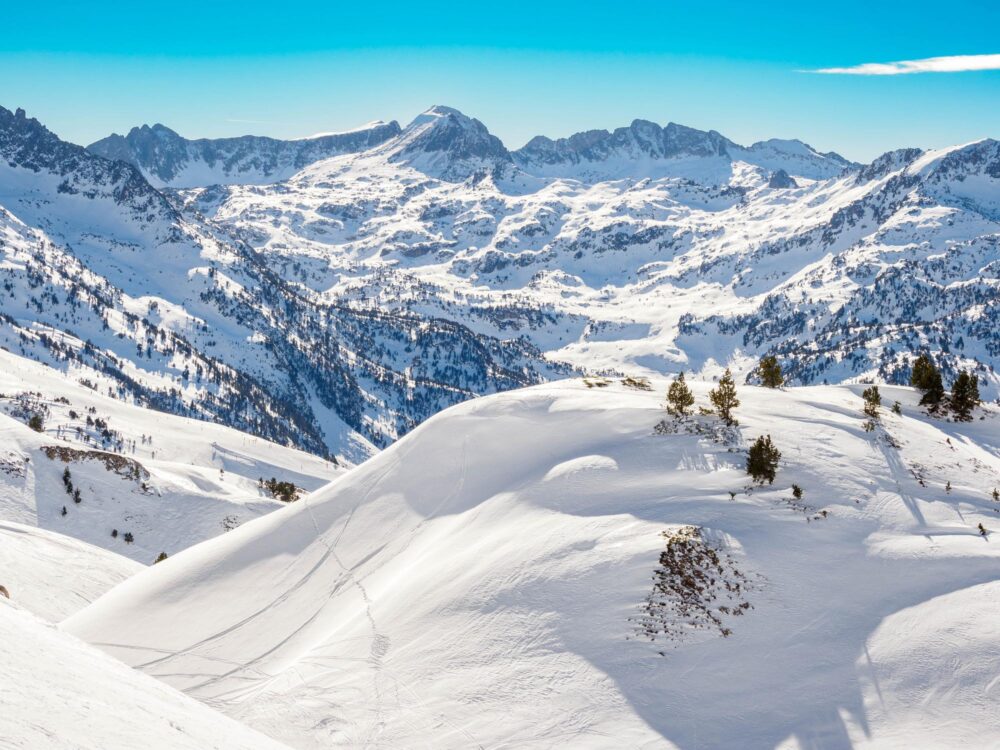 Les montagnes enneigées de Baqueira Beret en Catalogne, Espagne