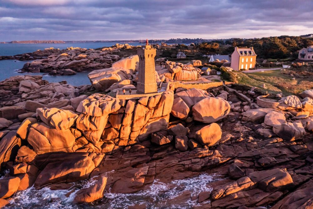 Phare sur la côte de Granit Rose en Bretagne, France