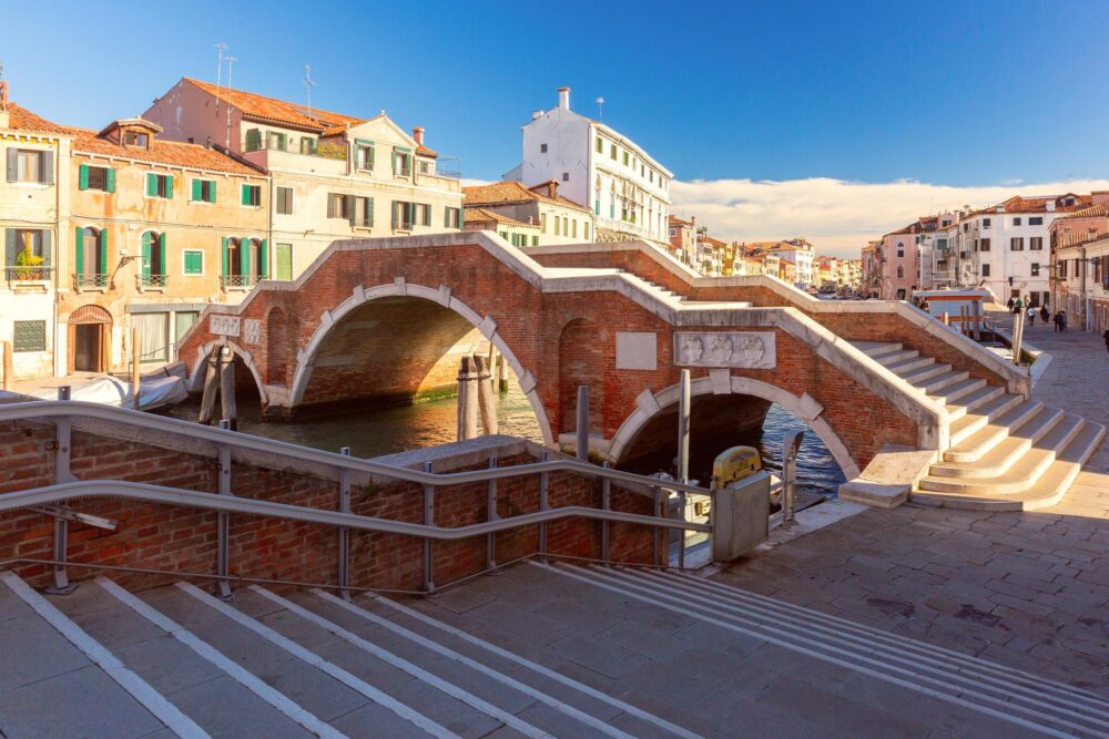 Pont des Trois Arches dans le quartier Cannaregio à Venise