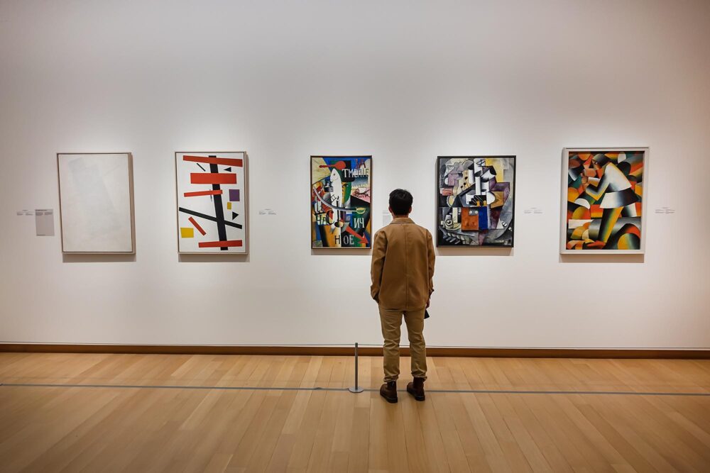 Visiteur observant l'exposition d'art au musée Stedelijk à Amsterdam, une activité à faire quand il pleut