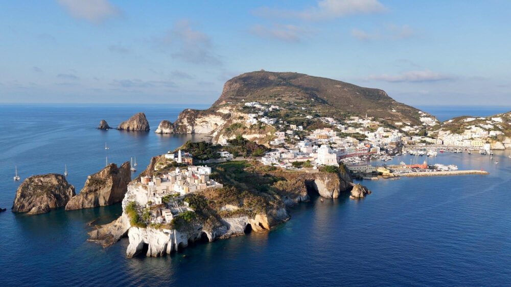 Vue Aérienne sur le port de Ponza, à visiter dans les îles Pontines