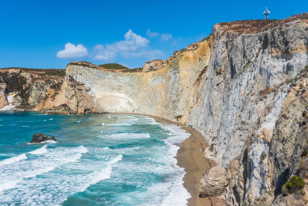 Vue du haut de la plage de Chiaia di Luna sur l'île de Ponza, Latium, Italie.