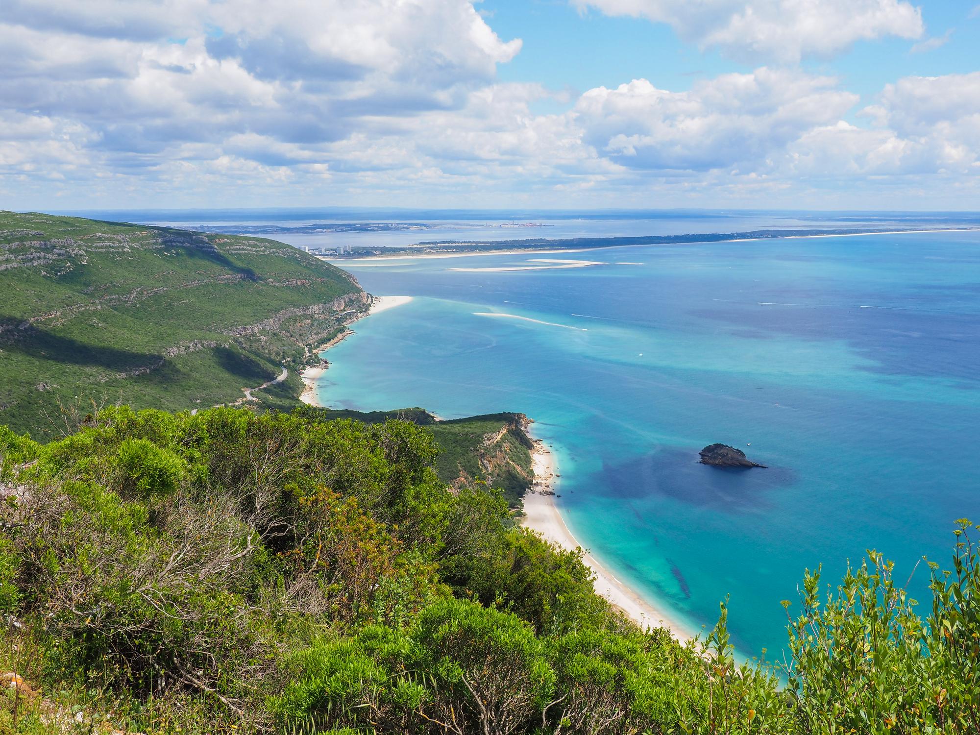 Vue panoramique sur le Parc naturel de l’Arrábida, à Setúbal, Portugal