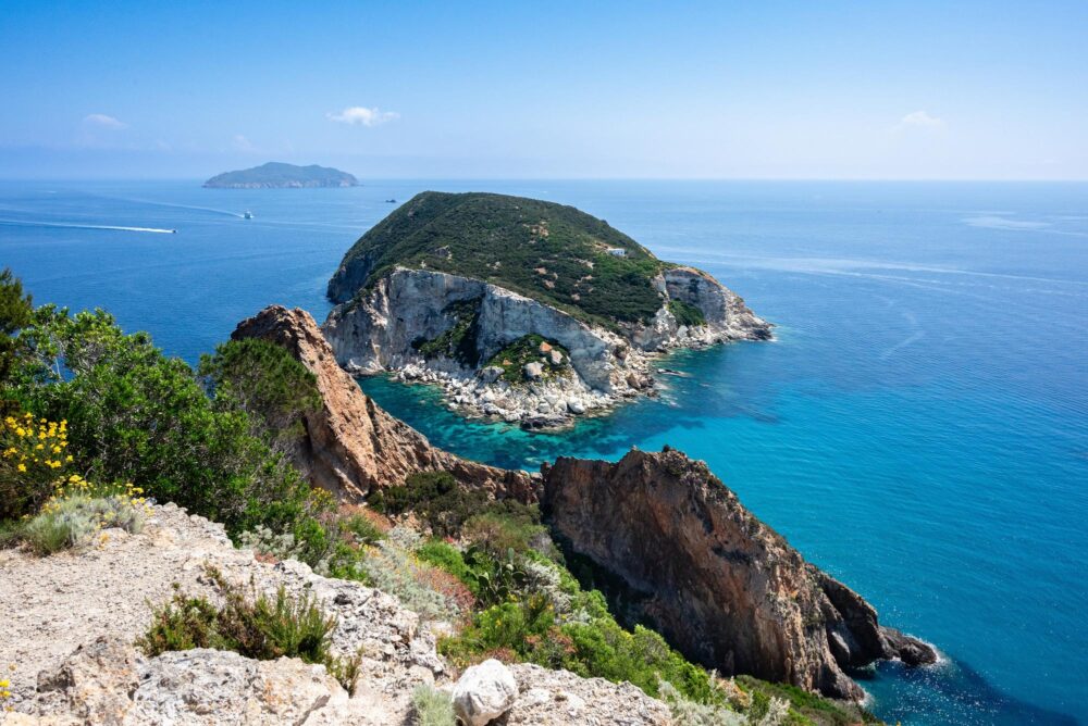 Vue sur l'île de Gavi depuis le chemin de Punta Incenso à Penza, petite île rocheuse entourée d'eaux turquoise et Zannone en arrière-plan
