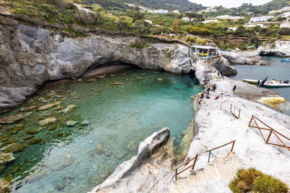 piscines naturelles à Cala Feola sur l'île de Ponza. Archipel des îles Pontines, Italie