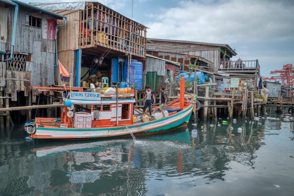 Bateau de pêcheurs sur la baie du village de Tomnub Rolork