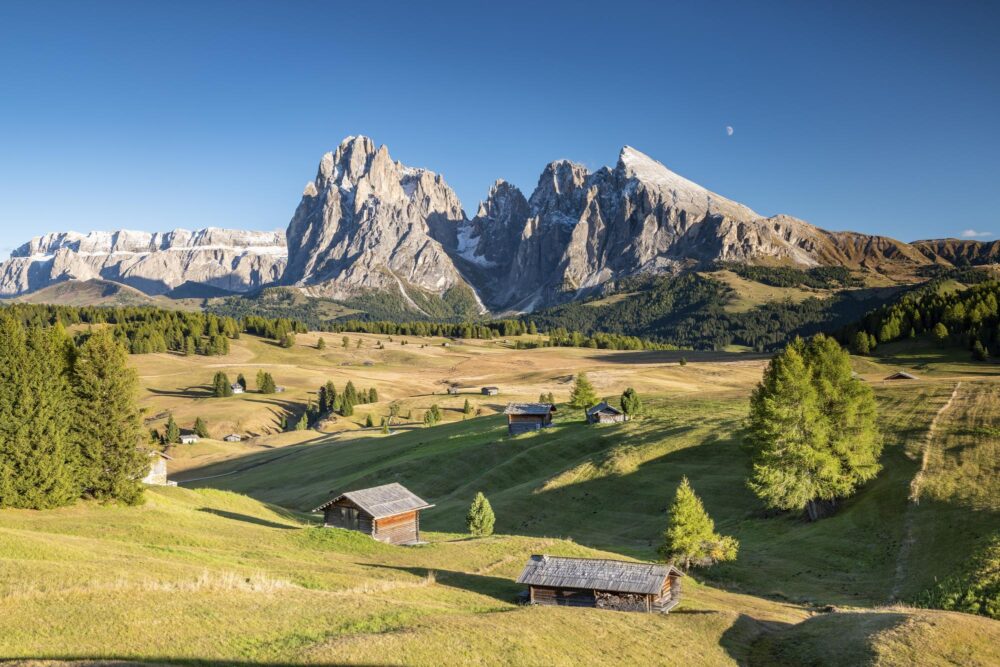Cabanes alpines sur le plateau de l'Alpe di Siusi