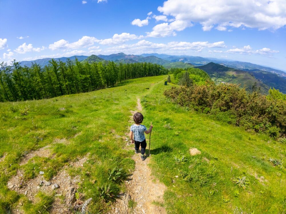 Enfant sur un sentier du parc naturel du Pays Basque