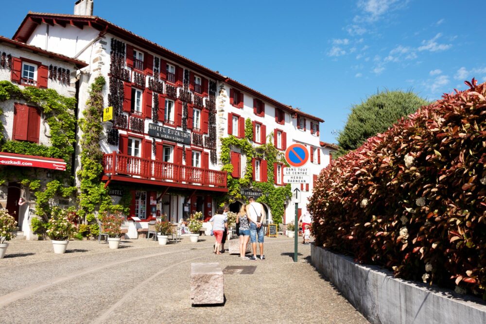 Famille visitant le village d’Espelette, Pays Basque