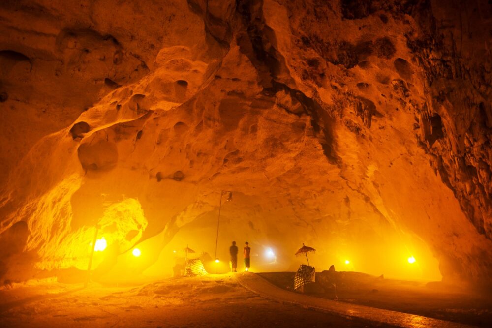 Intérieur de la grotte Goa Giri Putri à Nusa Penida