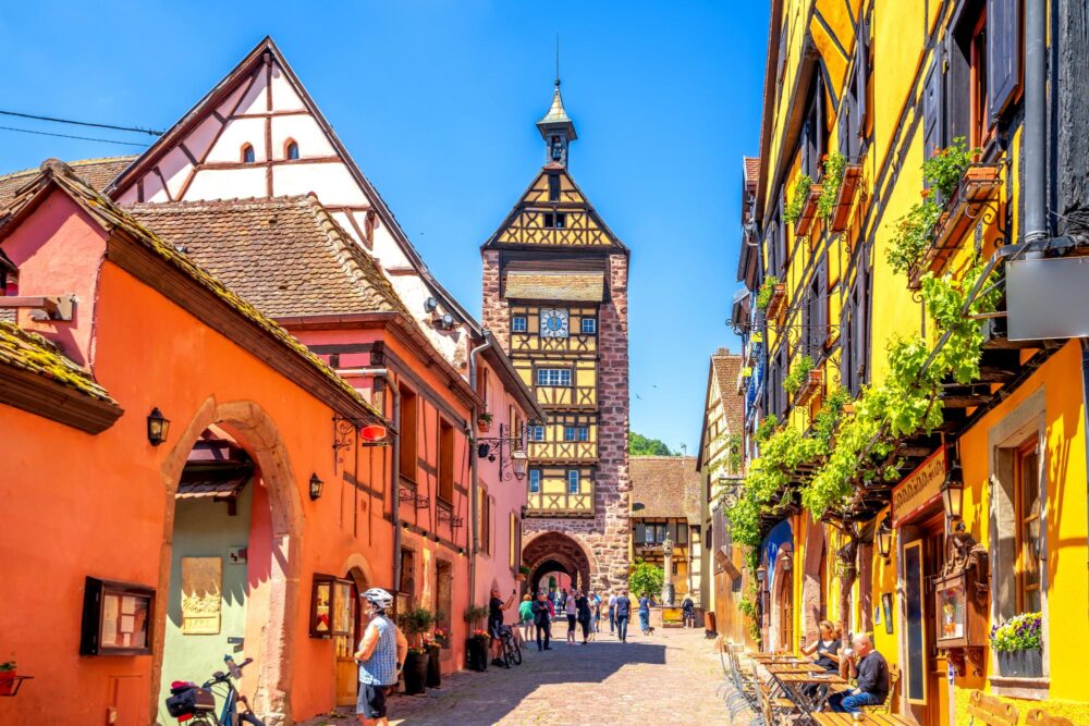 La rue principale du village de Riquewihr en Alsace