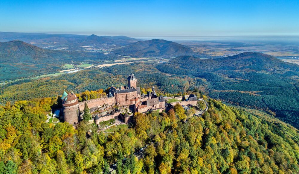Le château du Haut-Koenigsbourg surplombant la plaine d'Alsace