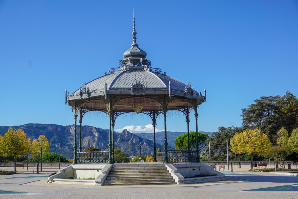 Le joli kiosque Peynet sur le Champ de Mars à Valence dans la Drôme