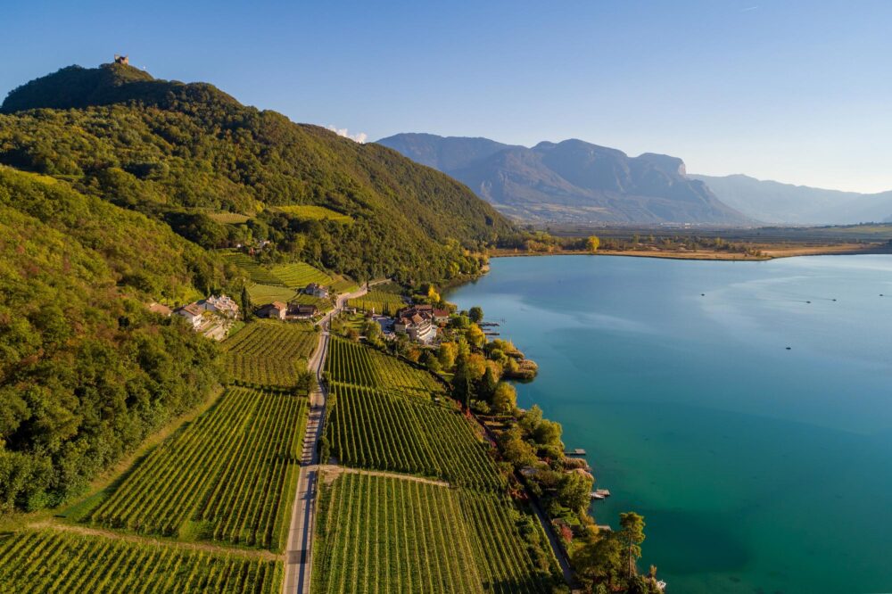 Le lac Caldaro entouré des célèbres vignobles de la Strada del Vino