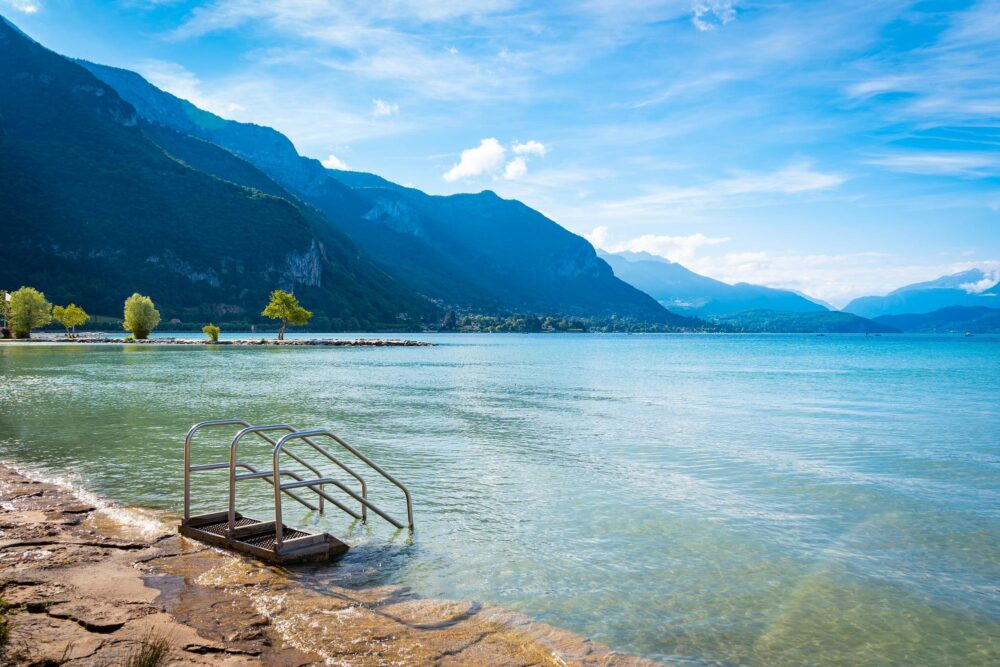 Le lac d’Annecy en Haute-Savoie, France