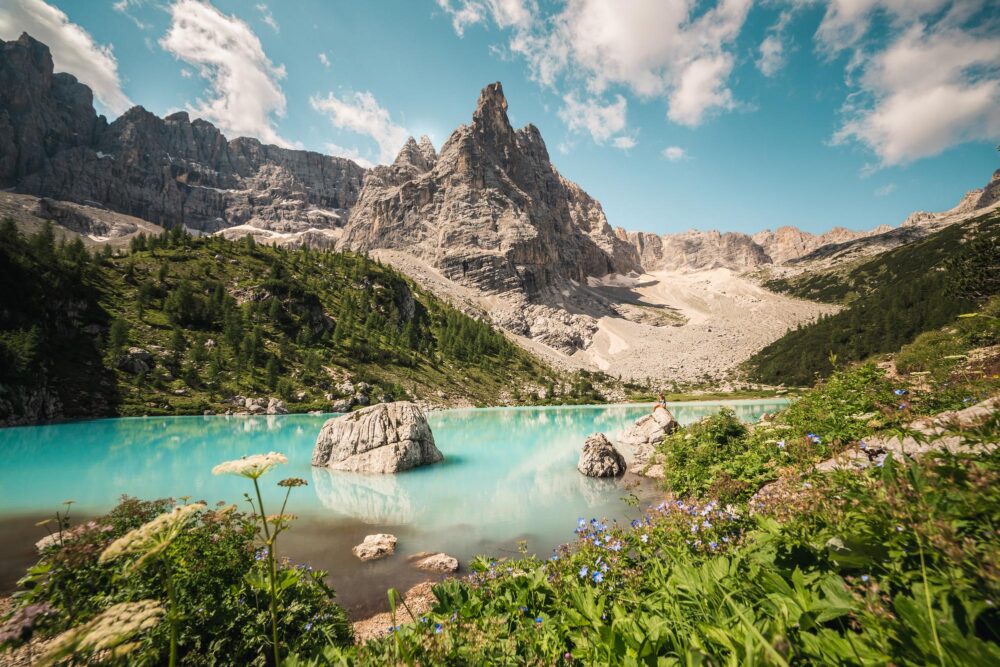 Le lac de Sorapis dans les Dolomites