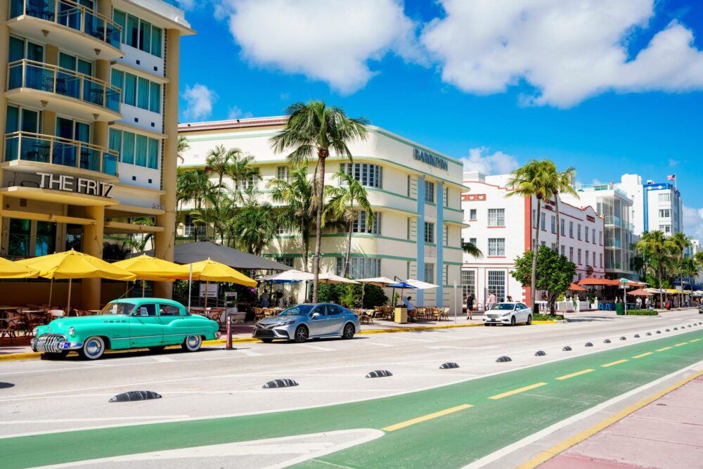 Les hôtels art déco le long d'Ocean Drive à Miami en Floride