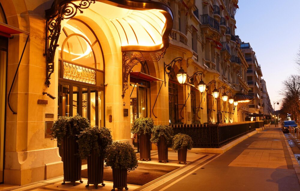 L'hôtel Plaza Athénée à Paris, France