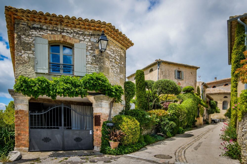 Village médiéval de Lussan dans le Gard