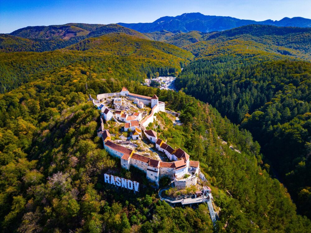 Vue aérienne sur la forteresse de Râșnov en Roumanie