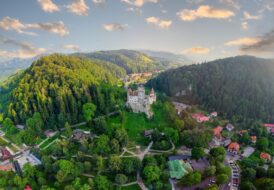 Vue aérienne sur le célèbre château de Dracula en Transylvanie, Roumanie
