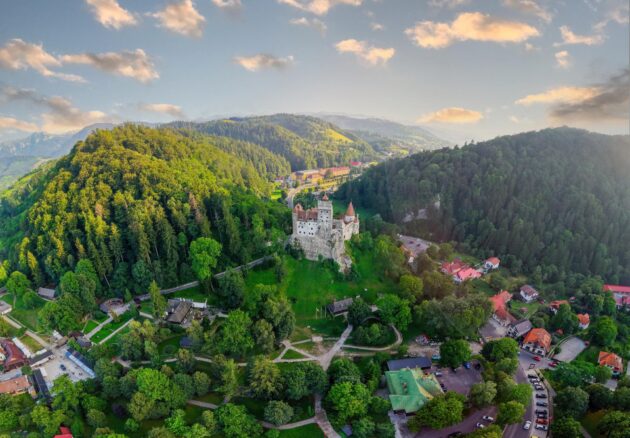 Vue aérienne sur le célèbre château de Dracula en Transylvanie, Roumanie