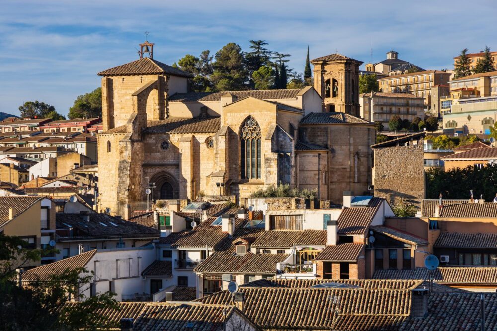 Vue de la ville d'Estella-Lizarra avec l'église de San Miguel