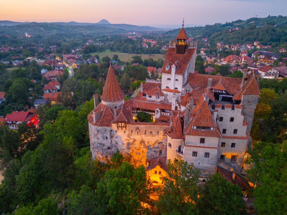 Vue sur le château de Bran au coucher de soleil