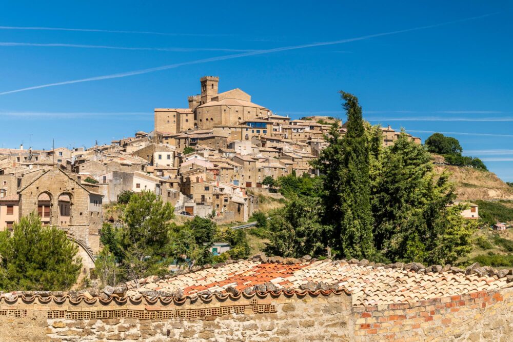 Vue sur le village d'Ujue en Navarre