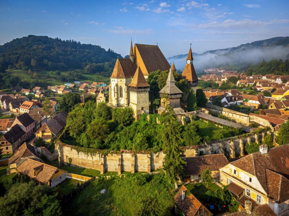 Vue sur le village et l’église de Biertan en Roumanie