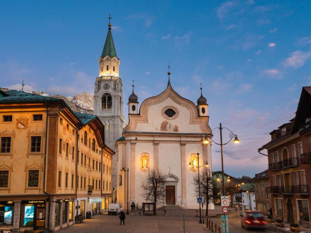 Vue sur l’église Saints Philippe et Jacques à Cortina d'Ampezzo