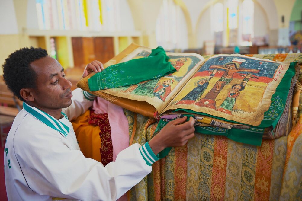 Ancienne bible dans l'église Notre-Dame de Sion à Aksoum, Éthiopie