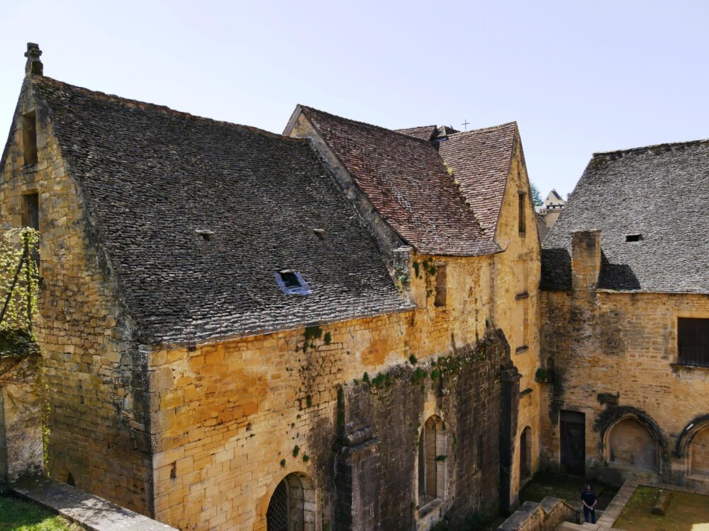 Cour des Enfeux, Saralt