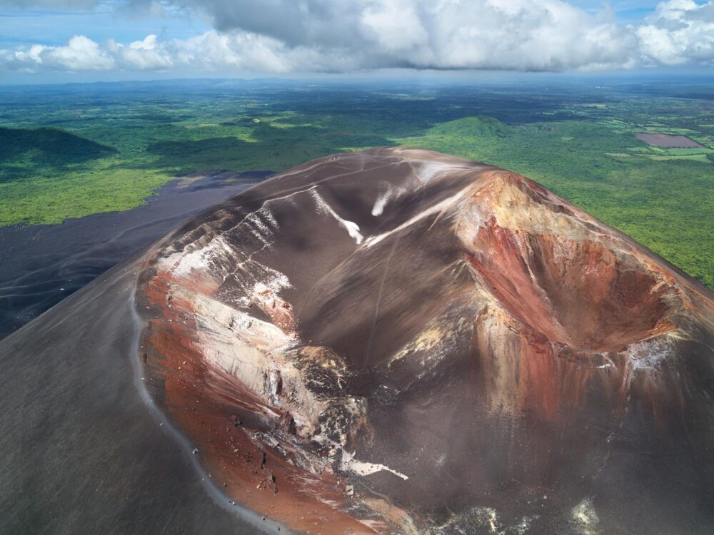 Cratère du volcan Cerro Negro au Nicaragua