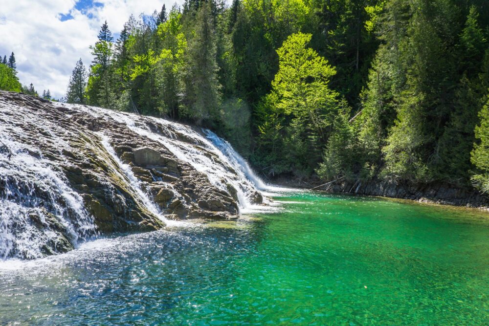 La cascade de la Rivière-aux-Émeraudes près de Percé en Gaspésie