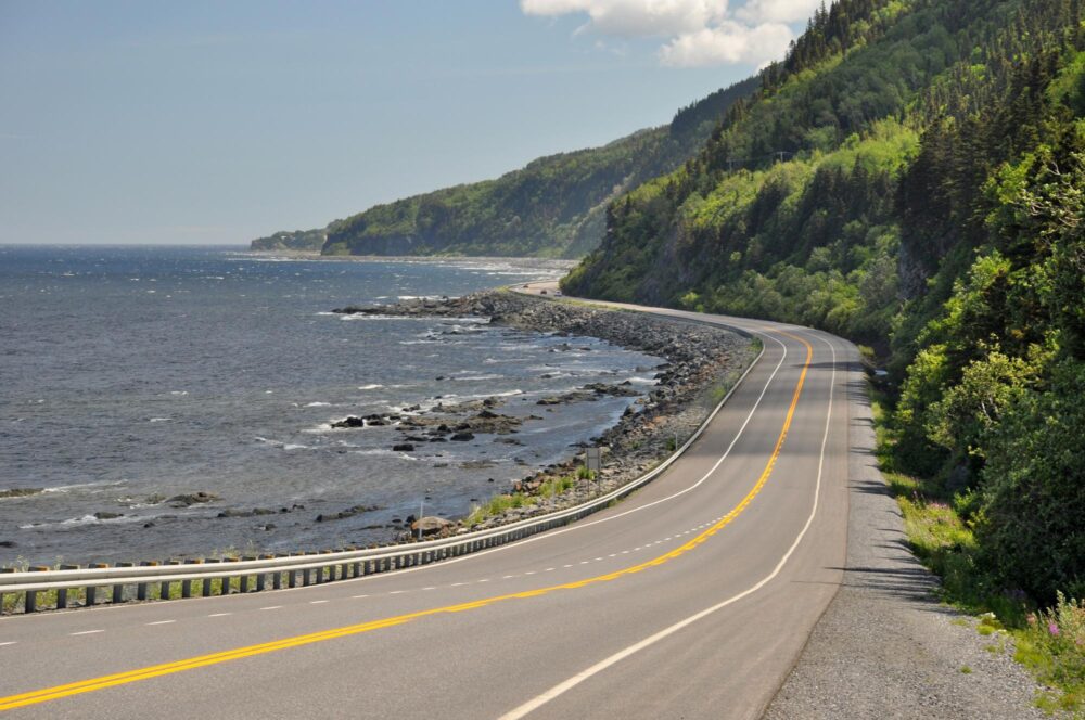 La route 132 qui longe le littoral de la Gaspésie au Québec