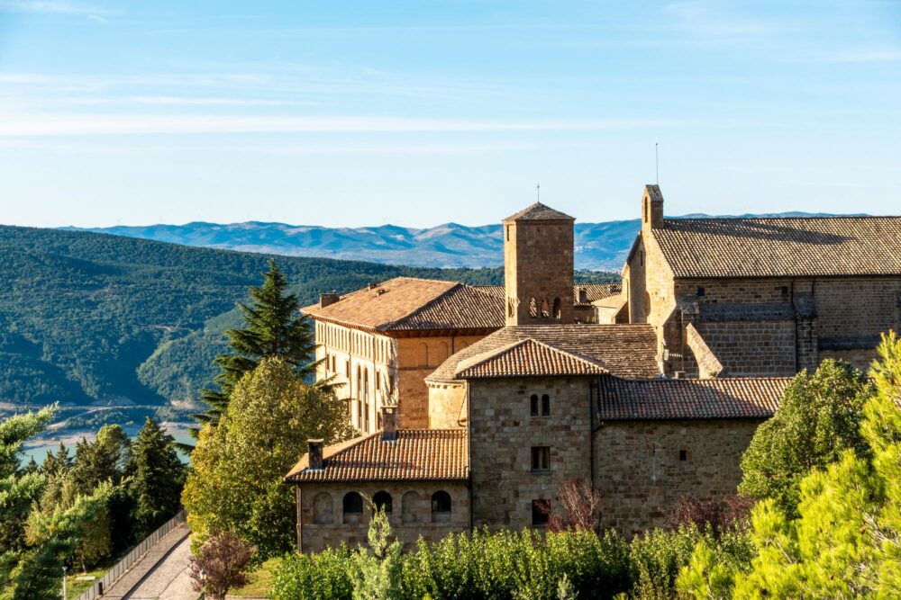 Panorama sur le Monasterio de San Salvador de Leyre en Navarre