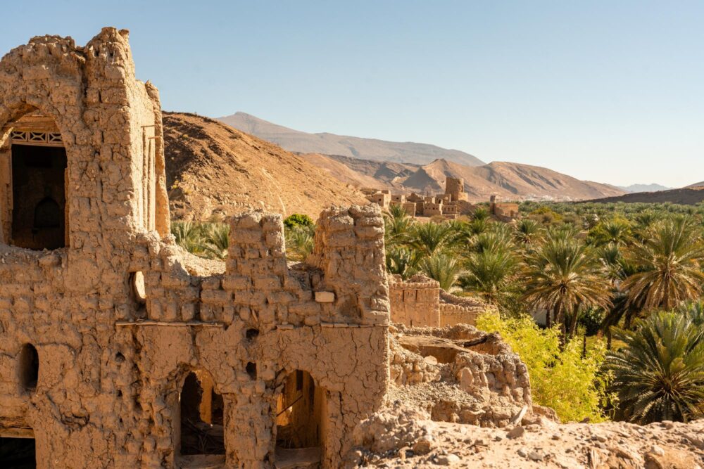 Ruines d'argile surplombant le village de Birkat Al Mouz à Oman