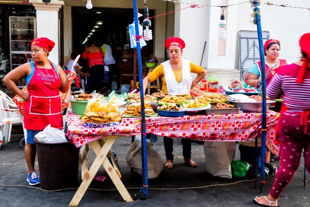 Street food dans un marché de León au Nicaragua