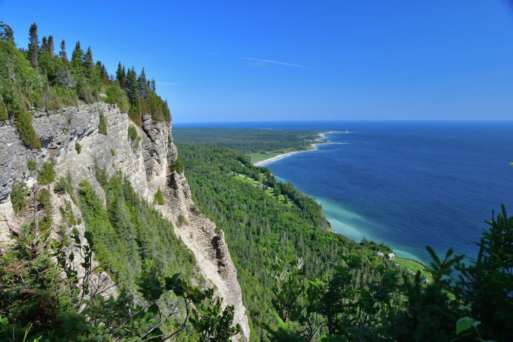 Superbe vue sur les falaises du parc national Forillon en Gaspésie