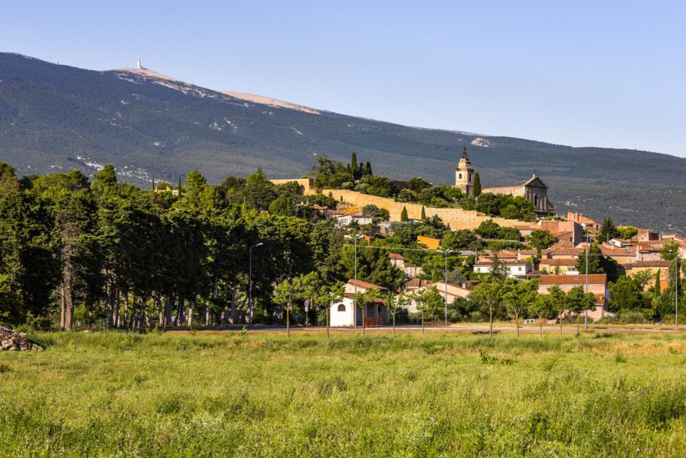 Village de Monieux sur la route du Mont-Ventoux, France