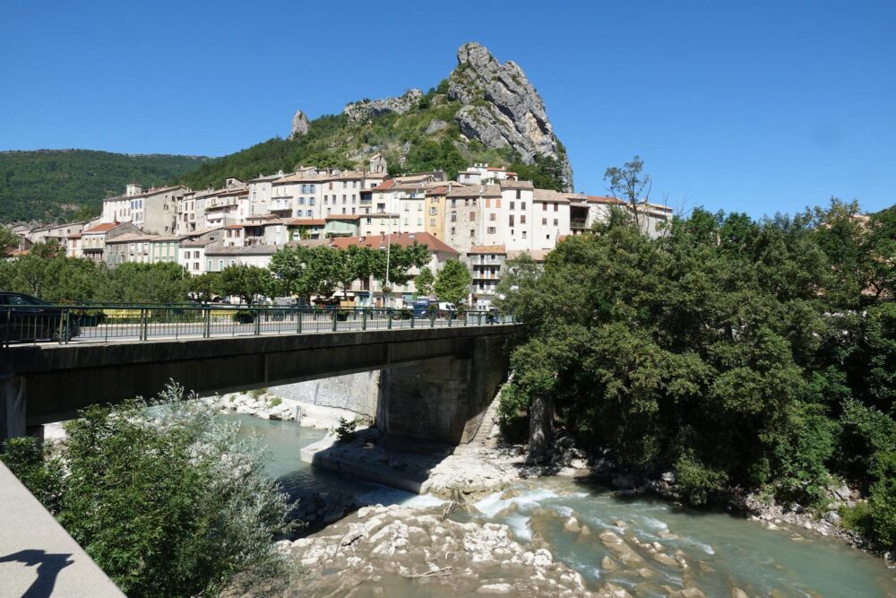 Village de Serres sur la route de la vallée du Buëch, France