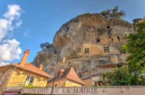 Village et falaises des Eyzies en Dordogne
