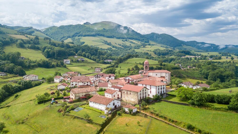 Vue aérienne de la ville rurale de ziga dans la vallée du Baztan