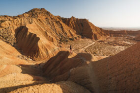 Vue imprenable sur les formations géologiques dans le désert de Bardenas Reales en Navarre