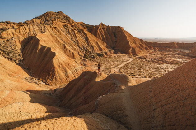 Vue imprenable sur les formations géologiques dans le désert de Bardenas Reales en Navarre