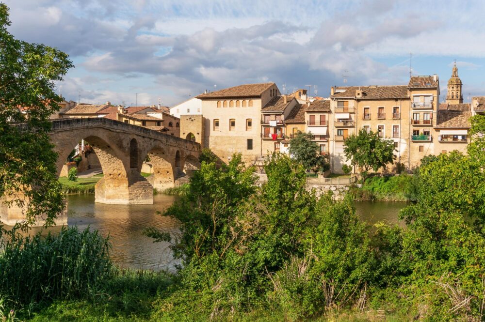 Vue sur le pont roman Puente la Reina