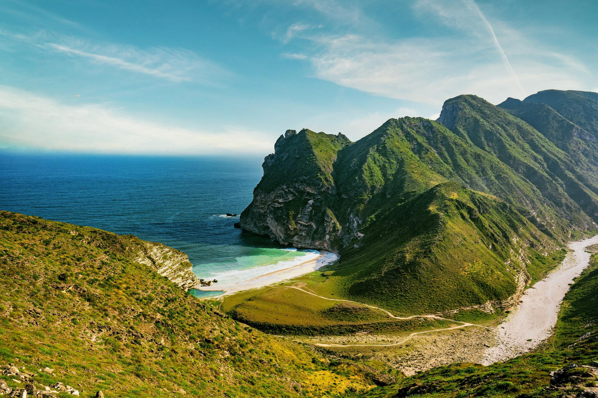 Vue sur les montagnes et la plage d’Al Mughsail à Salalah, Oman